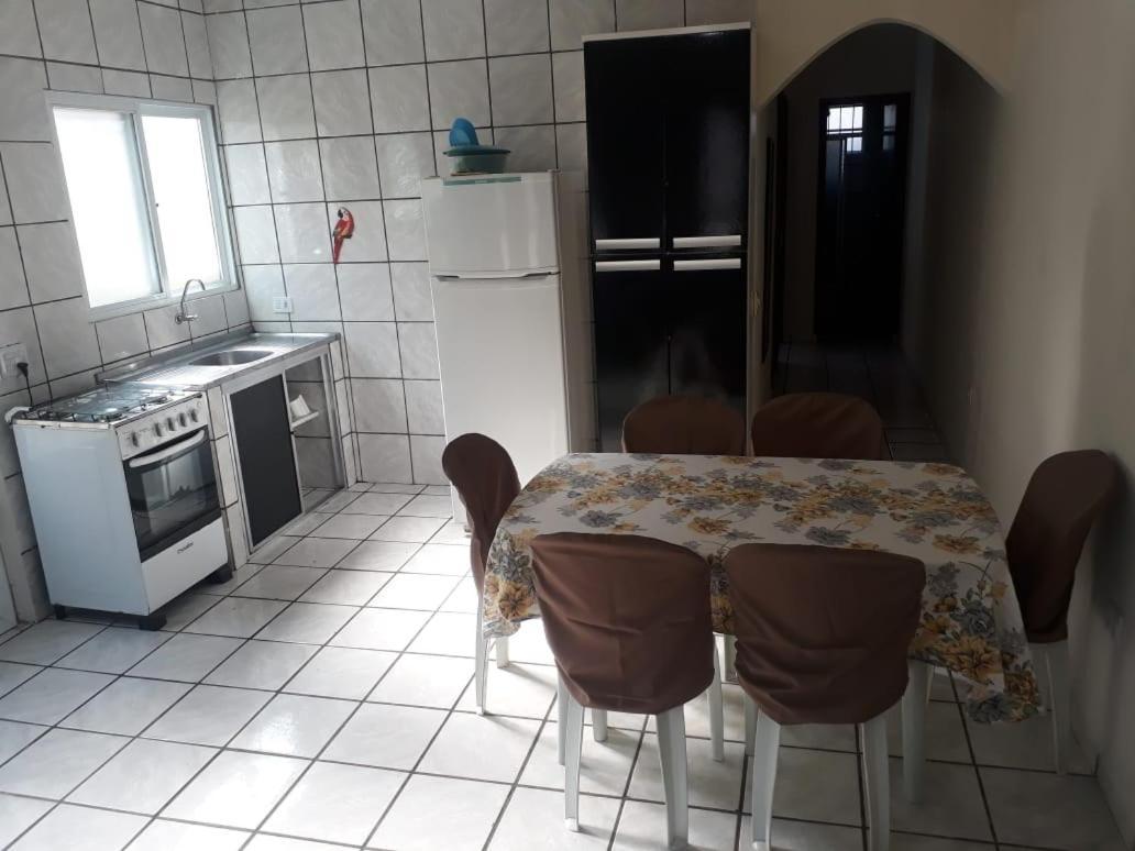 Hotel Casas Em Proximo Da Com 2 Dormitorios, Churrasqueira E 3 Vagas De Garagem