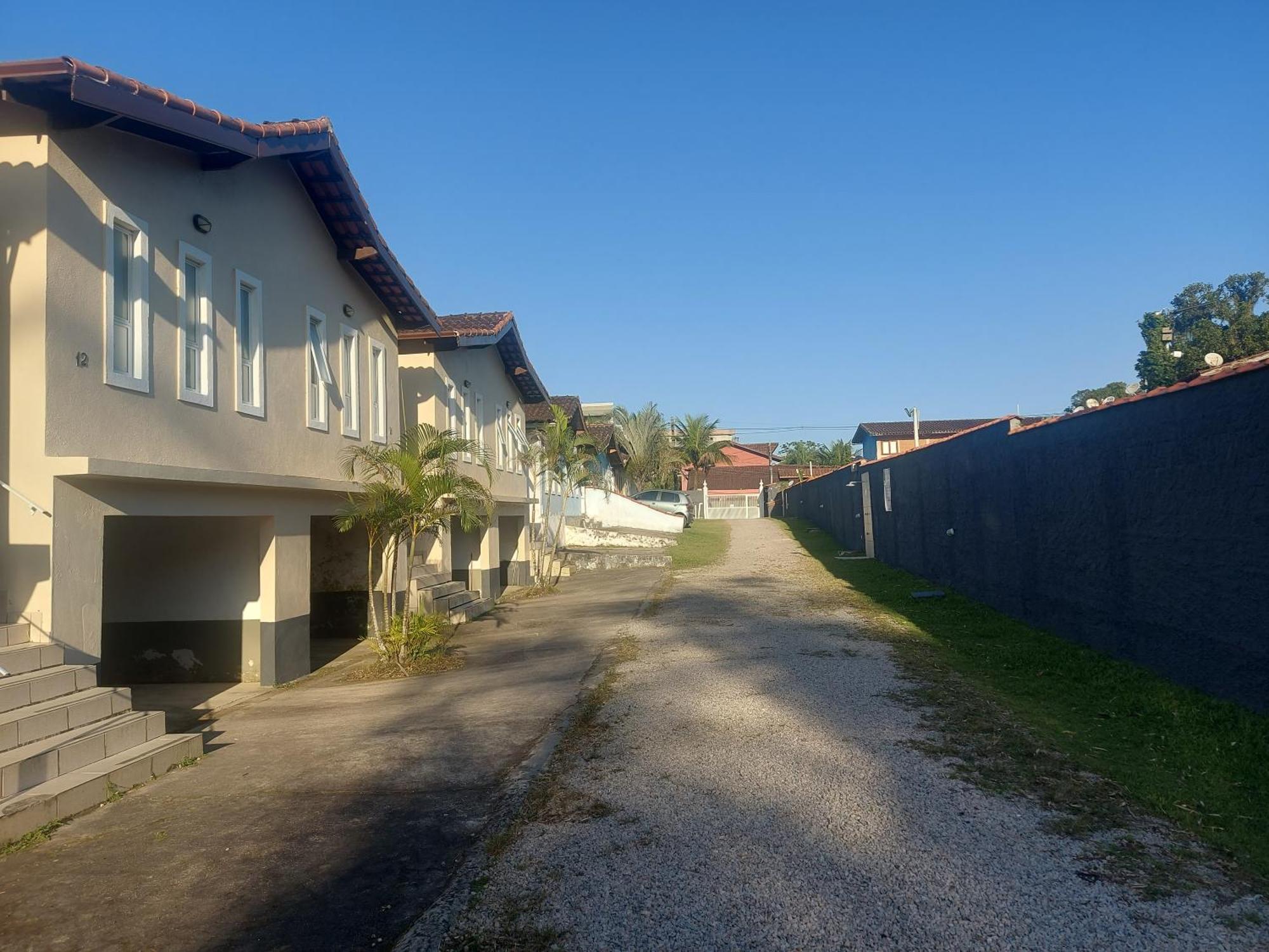 Hotel Casas Em Proximo Da Com 2 Dormitorios, Churrasqueira E 3 Vagas De Garagem
